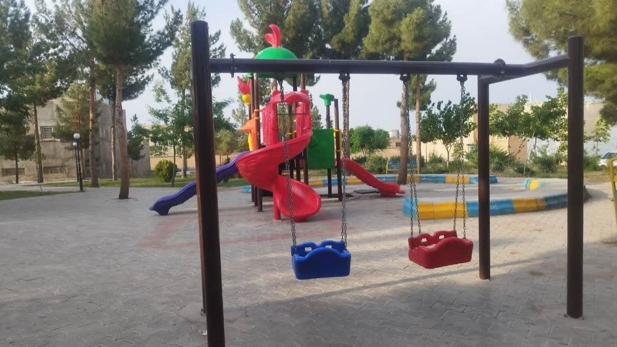 نصب لوازم بازی کودکان در پارک محله بلوک ۶ توحیدشهر