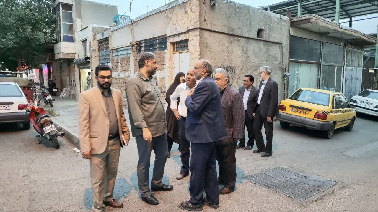 حضور میدانی شهردار سبزوار در خیابان رضوی برای رسیدگی به مشکلات