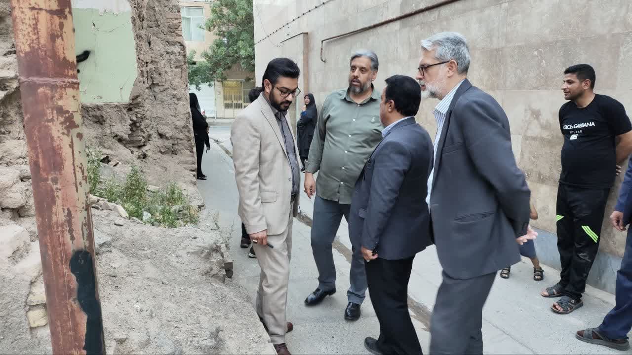 حضور میدانی شهردار سبزوار در خیابان رضوی برای رسیدگی به مشکلات