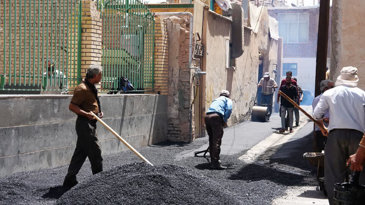 غلتک‌های آسفالت درکوی گلستان به حرکت درآمدند
