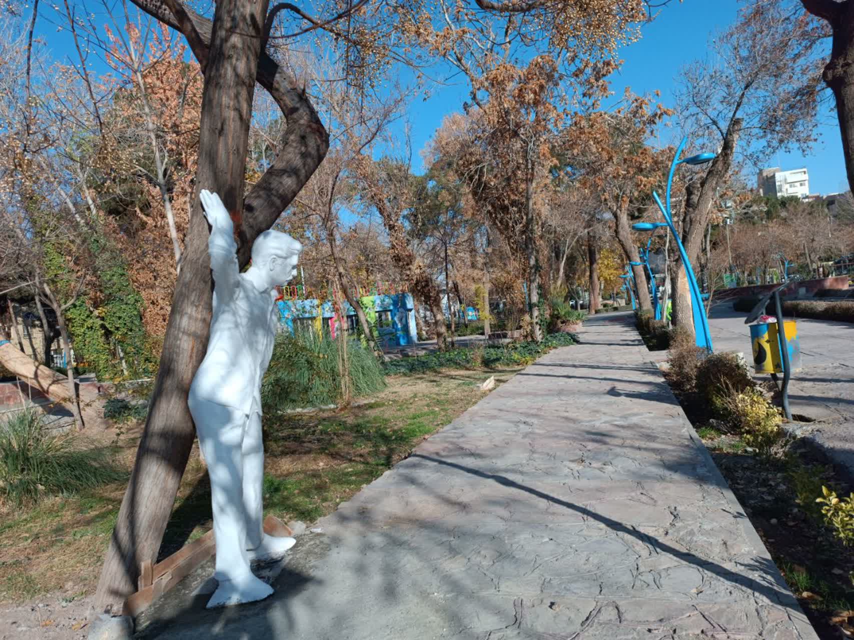 نصب المان «مرد نگه‌دارنده درخت» در باغ ملی