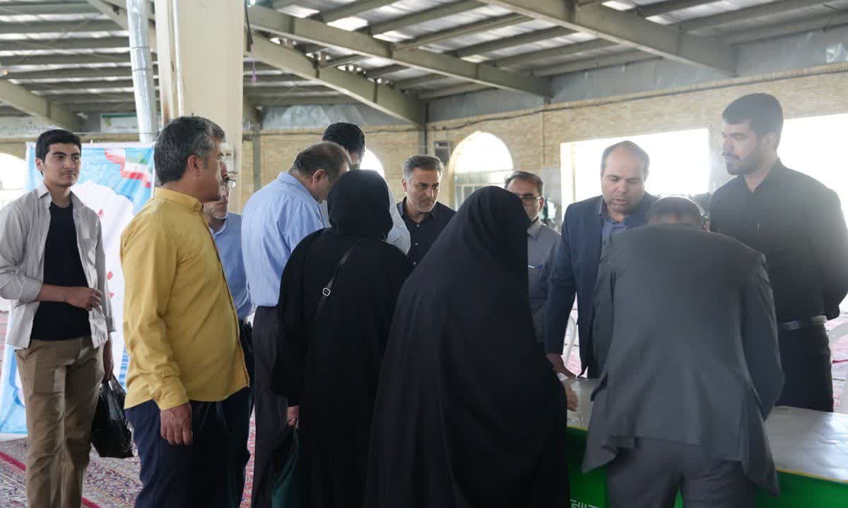 برپایی میز خدمت شهرداری سبزوار در مصلی نمازجمعه