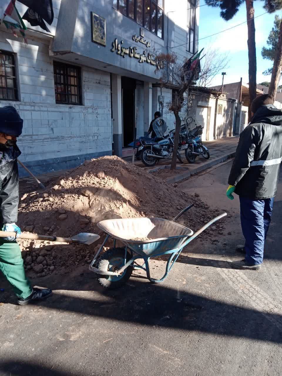 عملیات خاک ریزی و کودپاشی خیابان شهید نظیف