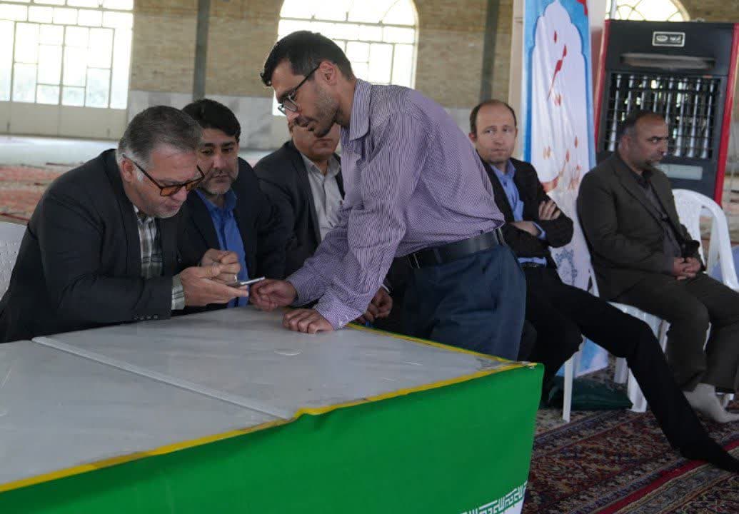 برپایی میزخدمت شهرداری سبزوار در نمازجمعه