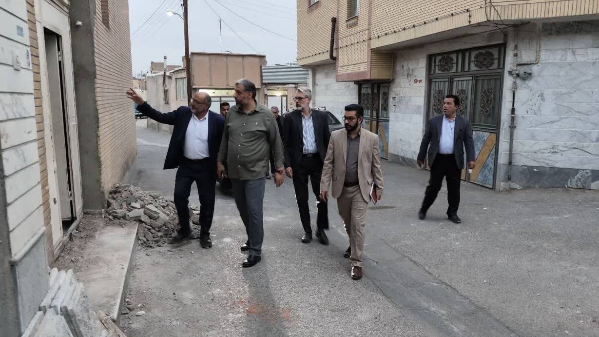 حضور میدانی شهردار سبزوار در خیابان رضوی برای رسیدگی به مشکلات