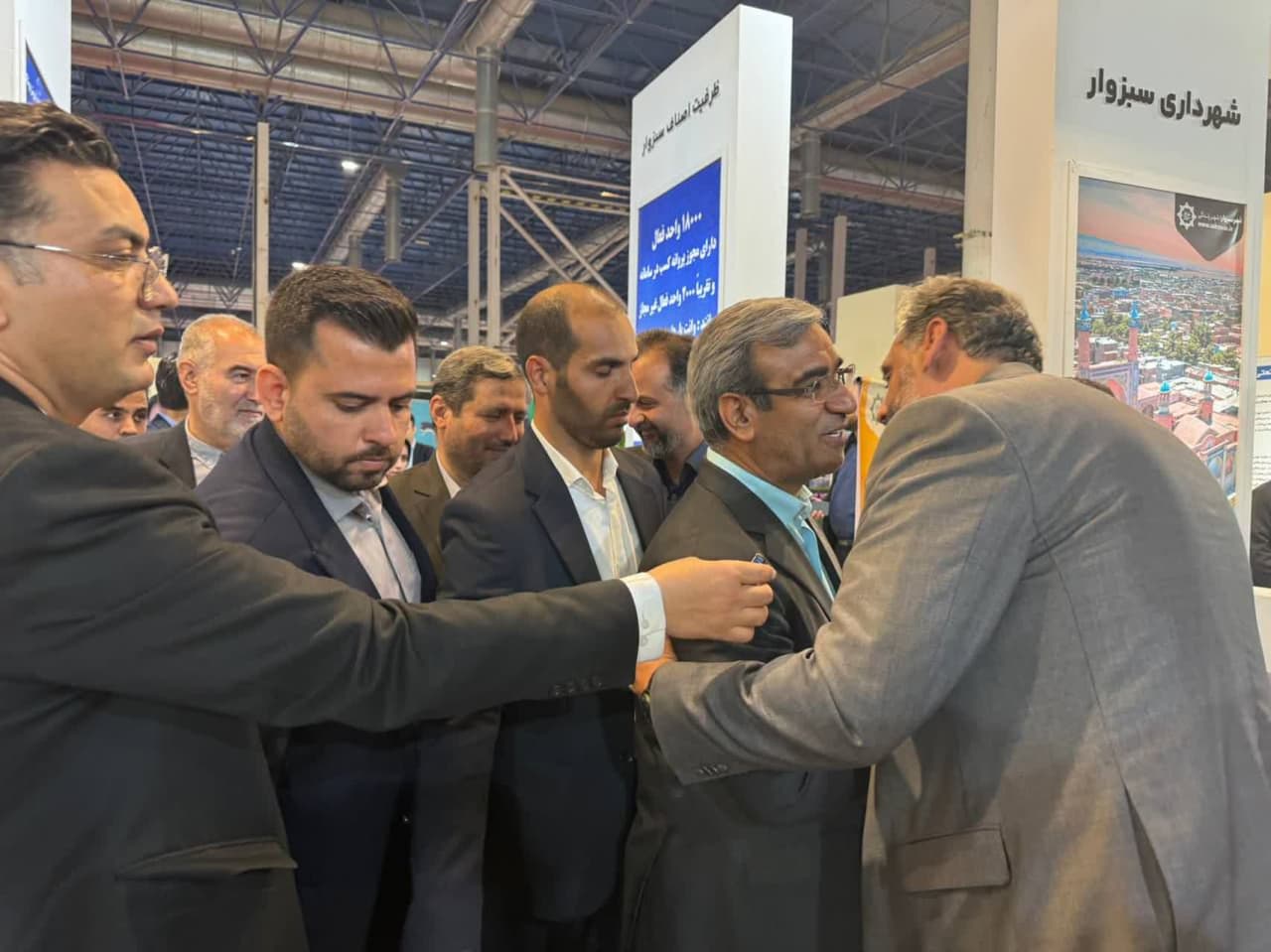 بازدید استاندار خراسان رضوی از غرفه شهرداری سبزوار
