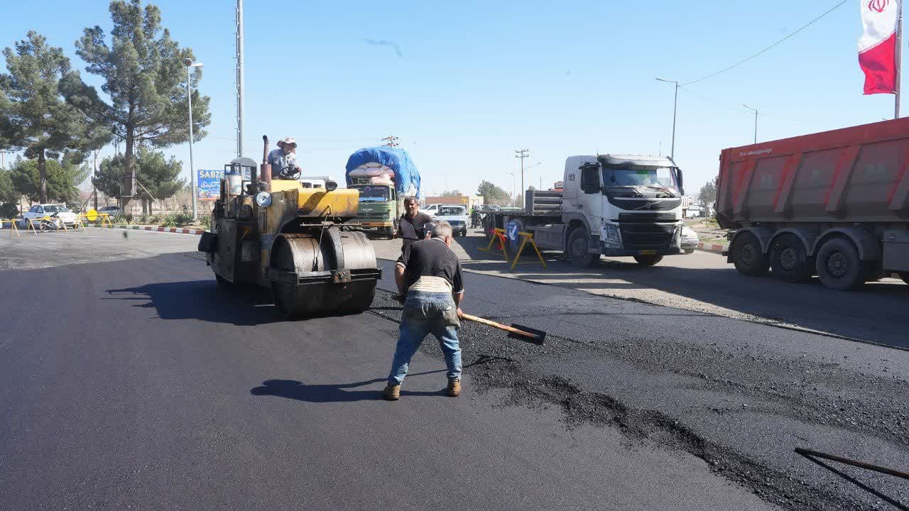 غلتک‌های آسفالت بر روی محدوده میدان سربداران می‌چرخد