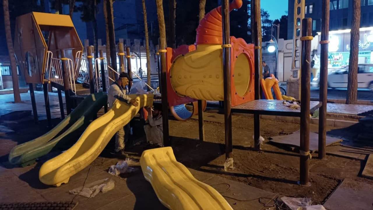 نصب لوازم بازی کودکان در پارک فاطمی