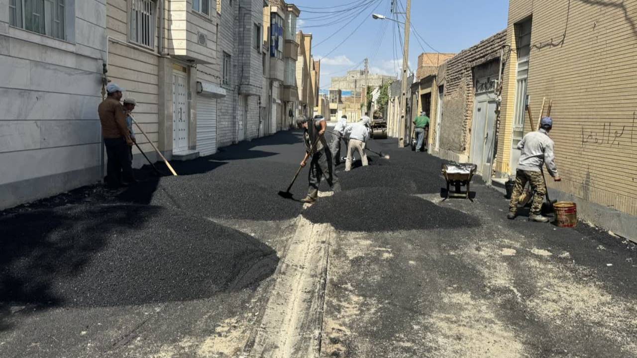 غلتک‌ها بر معابر شهر می‌چرخند